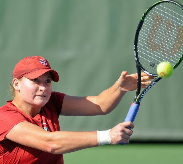 Junior Mallory Burdette was one of several undefeated Cardinal players on the weekend, as the squad won all of its doubles matches and fell only three times in singles. (SIMON WARBY/The Stanford Daily)
