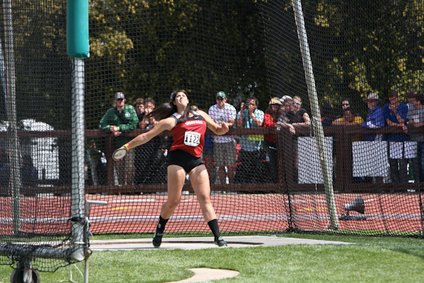 Christina Medina competes in the Women's Collegiate Discus Throw (ALISA ROYER/TheStanfordDaily)