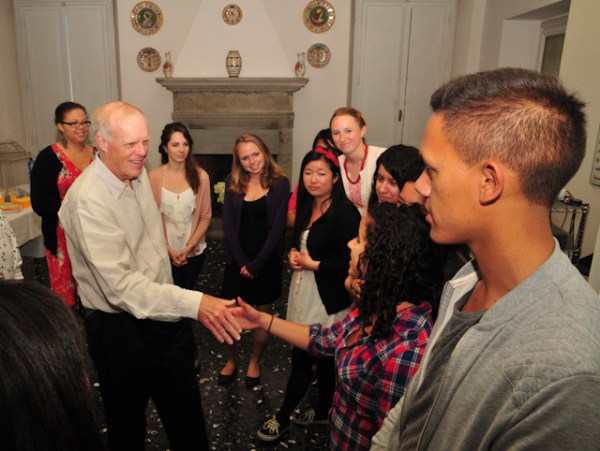 President John Hennessy met with students while visiting the BOSP center in Florence while on his sabbatical. He discussed the need to make overseas study practical for more student-athletes, engineers and pre-meds. (Courtesy of Alessio Escorri)