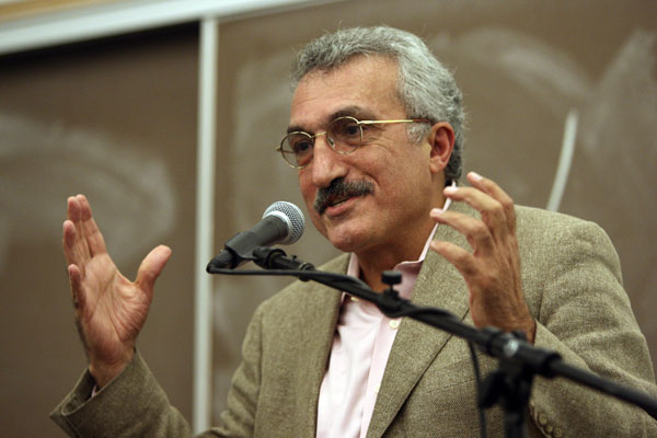 Abbas Milani shared his views on human rights in Iran in Braud Auditorium earlier this week, arguing that reform must come from within. (KEVIN TSUKII/The Stanford Daily)