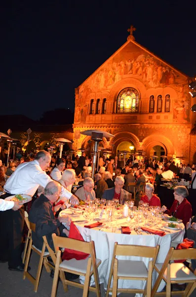 Alumni gathered for the first event of Homecoming Weekend, a formal dinner on the Main Quad, on Thursday evening. (KATIE BRIGHAM/The Stanford Daily)