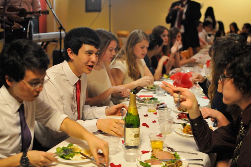 Freshmen enjoy "Valentine's Evening at Cafe Wilbur." (ZETONG LI/The Stanford Daily)