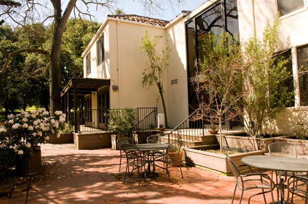 The Bechtel International Center patio. (Photo: LINDA A. CICERO/Stanford News Service)