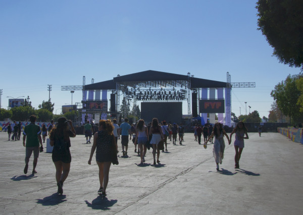 The Main Stage set up in a massive parking lot for FYF Fest 2014. Photo by Gabriela Groth.