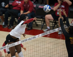 Junior middle blocker Inky Ajanaku (left) rallied the Card in Wednesday's win over Arizona with four kills in the final set. (FRANK CHEN/The Stanford Daily)