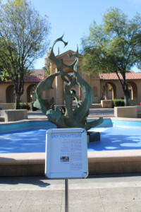 Stanford's fountains have been shut off due to the drought since last year. (CATALINA RAMIREZ-SAENZ/The Stanford Daily)