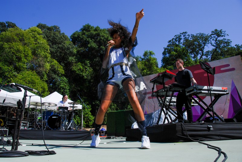 AlunaGeorge at the 2015 Frost Music Festival. (RAHIM ULLAH/The Stanford Daily)