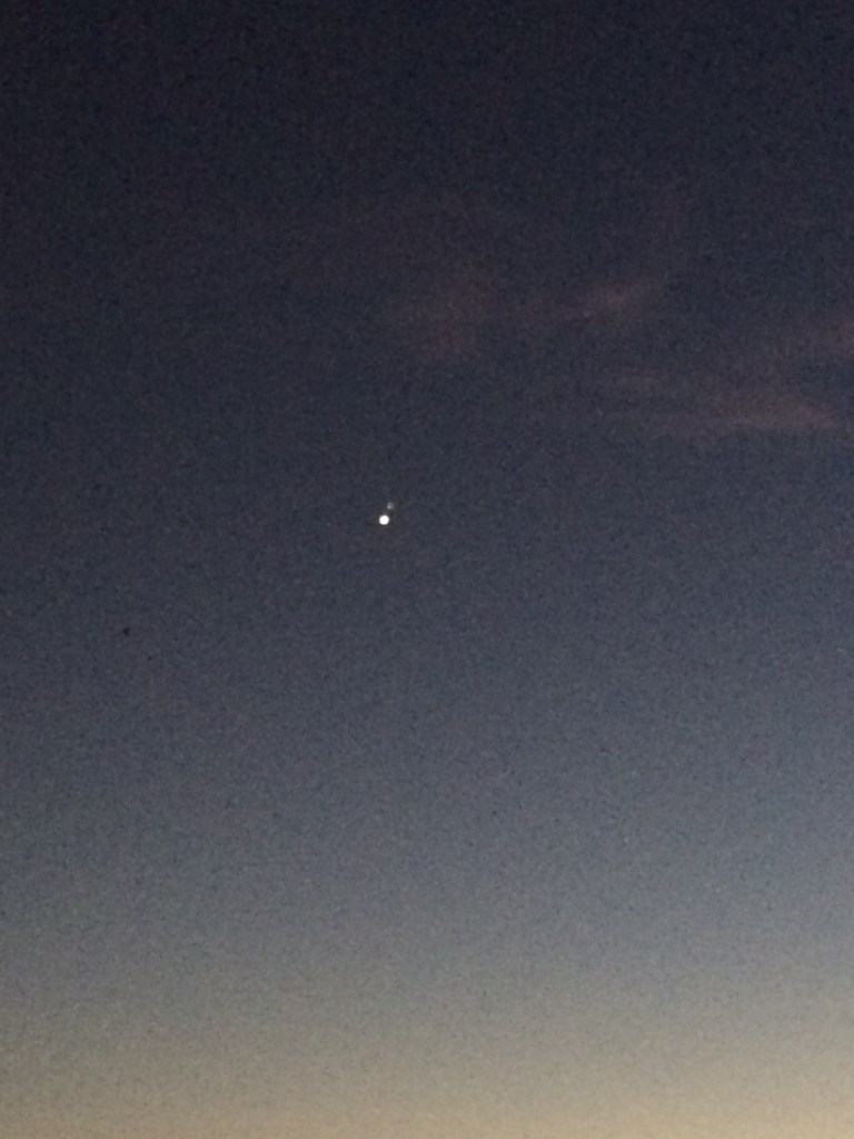 Venus and Jupiter, practically hugging on the last night of June. (CATHERINE ZAW/The Stanford Daily)