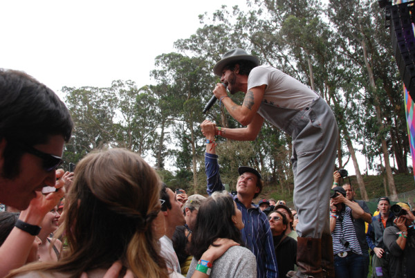 Langhorne Slim climbed up onto the barrier to get closer to the audience. While it puts security on edge, photographers love it when the performers do that. RAHIM ULLAH/The Stanford Daily