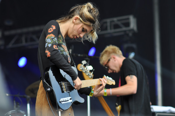 Lead singer Ellie Rowsell (foreground) and bassist Theo Ellis (background) or Wolf Alice. RAHIM ULLAH/The Stanford Daily
