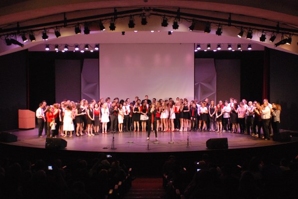 Generations of alumni gathered on stage for a finale. (KATLYN ALAPATI/The Stanford Daily)
