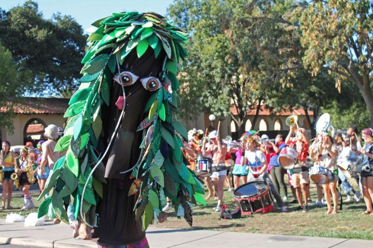 The band, along with the tree, perform in front of the bookstore (KRISTEN STIPANOV/The Stanford Daily).