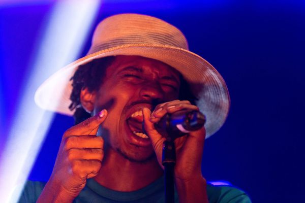 Raury performing with his signature sunhat. (S. Bollman, Wikimedia Commons)