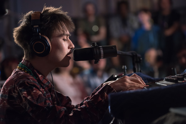 Jacob Collier performing his unreleased composition, "Don't You Know." (Photograph by Stella K.)