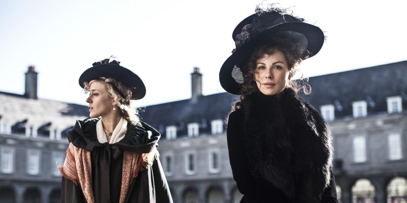 (l-r) Chlöe Sevigny and Kate Beckinsale star in Whit Stillman's "Love & Friendship," based upon Jane Austen's novella "Lady Susan." Credit: Ross McDonnell, Amazon Studios and Roadside Attractions.