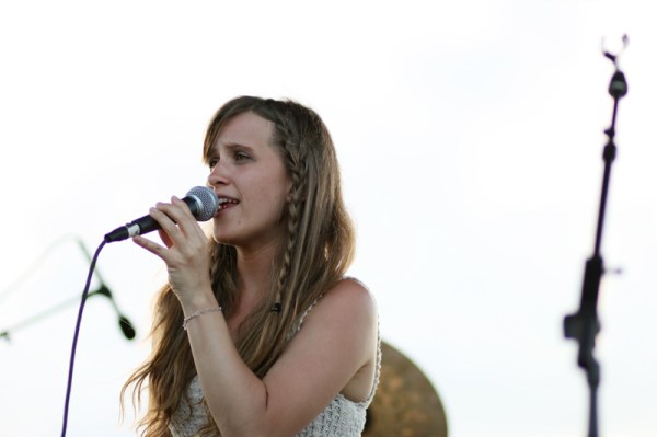 Amber Coffman performing in New York (Wikimedia Commons, Amanda Hatfield).