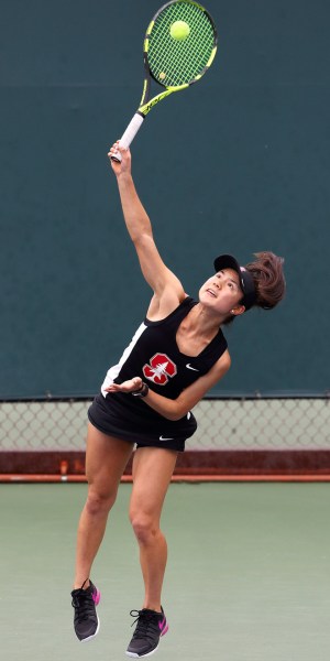 Freshman Emma Higuchi notched her 27th consecutive straight-set singles victory at the No. 6 spot against Pepperdine. 
(Hector Garcia-Molina/Stanford Athletics)