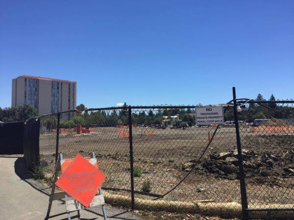 Construction on east campus will provide more housing for graduate students (CHETANA RAMAIYER/The Stanford Daily).