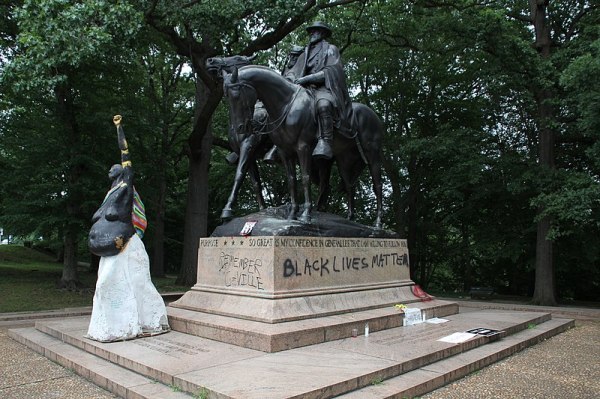 The statue of Confederate general Robert E. Lee following violent protests Saturday (Courtesy of Wikimedia Commons).