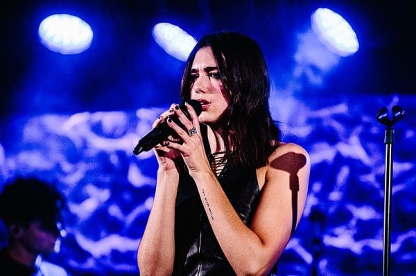 Dua Lipa performs on November 13, 2016, at the Iridium in New York City for an MTV Setlist taping. (Sachyn/WIKIMEDIA COMMONS)