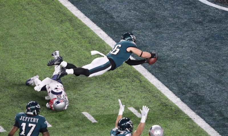 Philadelphia Eagles tight end and Stanford alumnus Zach Ertz (top) dives into the end zone for the go-ahead touchdown in the fourth quarter of Super Bowl LII. (Courtesy of Elizabeth Flores/Minneapolis Star Tribune/TNS)
