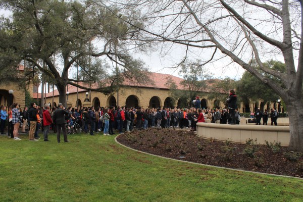 Hundreds of Stanford students gather in protest by Main Quad. (Photo: ALYSSA DIAZ/The Stanford Daily).