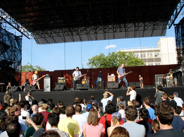 Superchunk performs. (Courtesy of Robotpolisher)