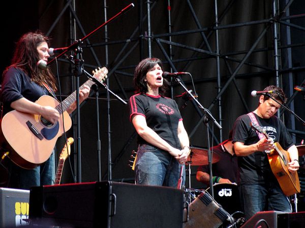 The Breeders in concert in 2008. (QUIQUE/Wikimedia Commons)