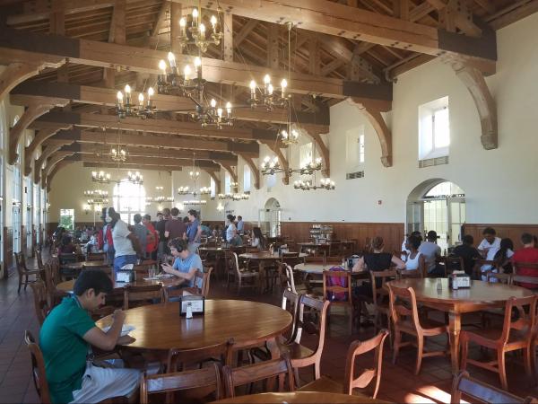 Students dine at the Lakeside Dining hall. (AYDEN SALAZAR/ The Stanford Daily)