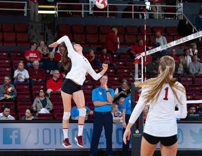 Audriana Fitzmorris throws down a kill from the opposite position during Stanford’s 3-0 sweep of USC in 2018 (JOHN P. LOZANO/isiphotos.com).