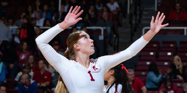 Junior setter Jenna Gray is the foundation for the success of the women's volleyball team. Gray is averaging 12.55 assists/set this year, most in the Pac-12. (JOHN P. LOZANO/isiphotos.com)