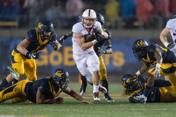 Football player runs with ball.
