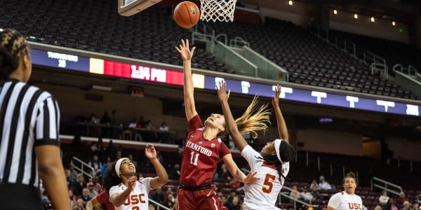 Senior Alanna Smith (above) weaves through traffic and goes up for a layup. Smith hit the game-winning layup against the Trojans with three seconds remaining to give Stanford its ninth straight win, and she was named Pac-12 Women’s Basketball Player of the Week. (ROB ERICSON/isiphotos.com)