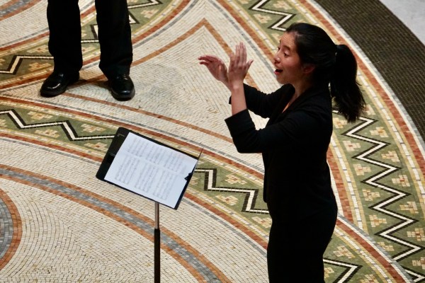 Sonja Johnson-Yu ('18) conducts a Summer Chorale at MemChu. (Photo: Courtesy of Stephen Sano)