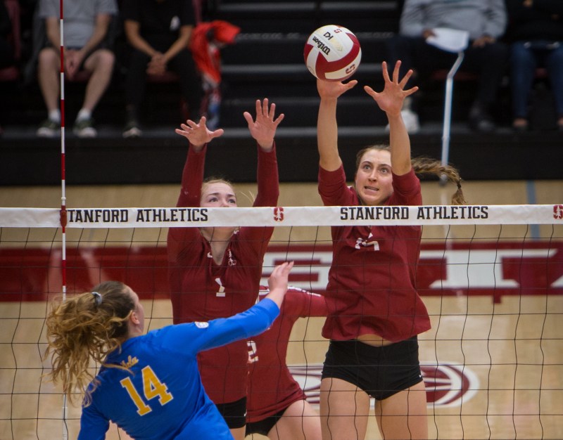 Middle blocker Madeleine Gates (right) and setter Jenna Gray (left) led the Cardinal to a 21-block night against Utah. Gates set a new career-high with 14 and Gray tied hers at eight. (Photo: ERIN CHANG/isiphotos.com)