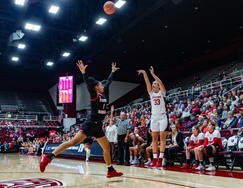 Freshman guard Hannah Jump (above) caught fire for four consecutive 3-pointers to close the game on Sunday. The Cardinal routed Utah 82-49. (Photo: JOHN P. LOZANO / isiphotos.com)