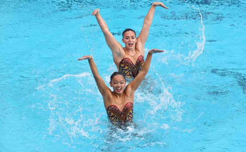 Stanford synchro, buoyed by strong performances from Junior Jacklyn Luu (above, front) in the solo event and sophomore Grace Alwan and freshman Hailee Heinrich in the duet, finished second in Gainesville, Fla. this past weekend. The team's score of 81.0 was just three behind first-place Incarnate Word's 84.0. (Photo: HECTOR GARCIA-MOLINA/isiphotos.com)