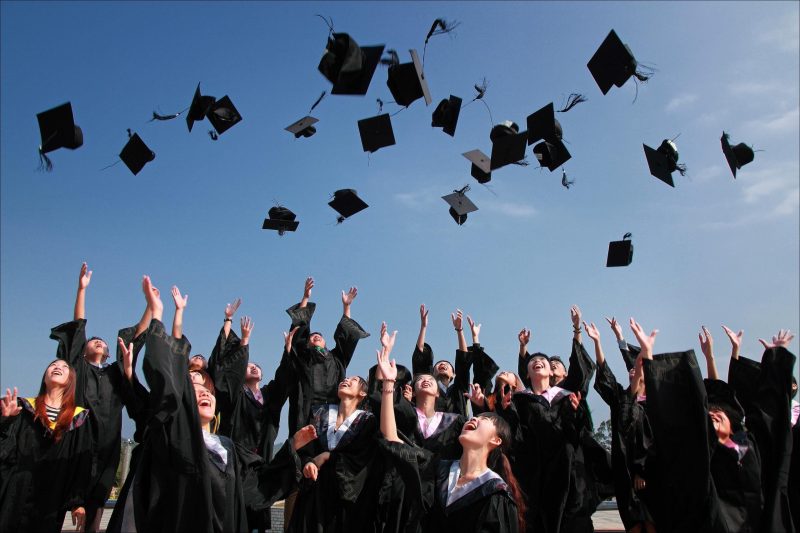 Look at all those happy grads! (Photo: Pexels)