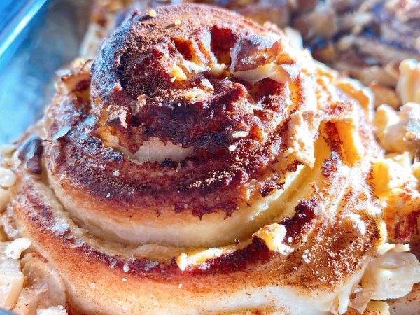 Apple-walnut cinnamon buns (Photo: CARISSA LEE/The Stanford Daily)