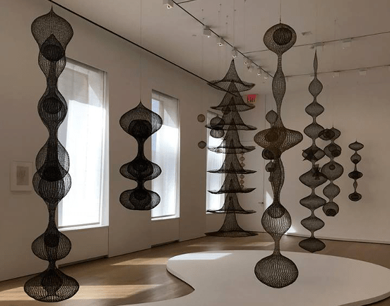 Figure 1: A group of wire sculptures by Ruth Asawa at the David Zwirner gallery in New York, similar to the one currently on loan at the Cantor. (Photo: Wikimedia Commons)