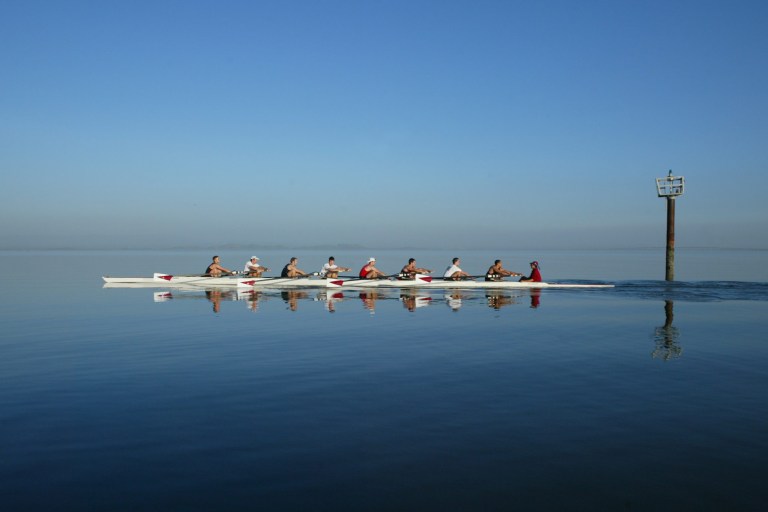 Men's rowing is one of three rowing teams currently offered at Stanford, in addition to women's rowing and women's lightweight rowing. The men's team was the only Cardinal team that did not compete at all during the 2019-20 season because of COVID-19 precautions. (Photo: DAVID GONZALES/isiphotos.com)