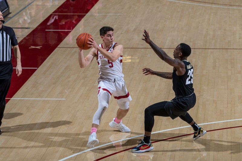 Freshman guard Michael O'Connell (above) netted a team-high 17 points in a triple-overtime road loss to Washington State on Saturday. (PHOTO: KAREN HICKEY/isiphotos.com)