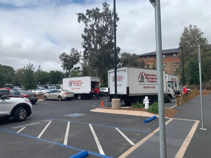 Restoration and maintenance workers arrive at Escondido Village Graduate Residences Building A after its first through fourth floors were flooded. (Photo: EMMA TALLEY/The Stanford Daily)