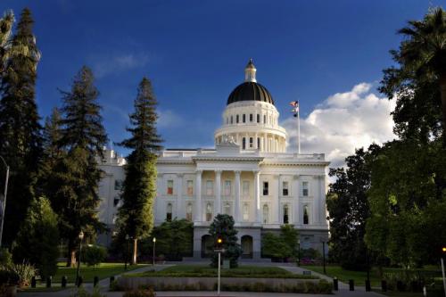 A picture of the exterior of the State Capitol building in Sacramento, California.
