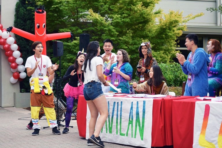 Clapping students at a New Student Orientation event