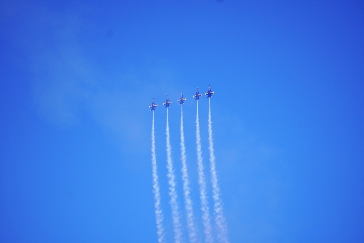 Five jets prepare for a loop.