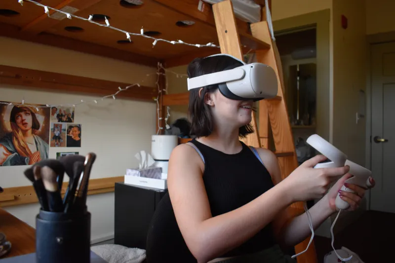 Gabriella Fedetto using her VR headset for COMM 166. (Photo: ULA LUCAS/The Stanford Daily)