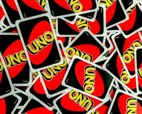 Cluttered cards with the word "uno" in bold and all-caps