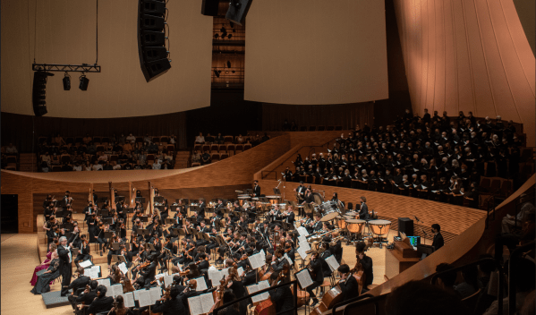 Stanford Symphony Orchestra and Stanford Symphonic Chorus perform on the sunken stage of the packed Bing auditorium
