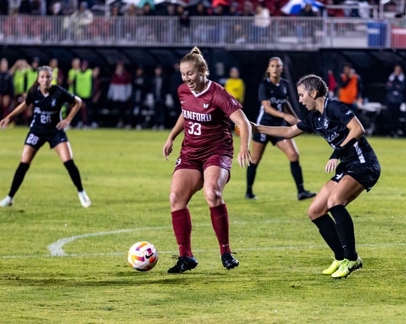 Freshman forward Lumi Kostmayer dribbling the ball through the Santa Clara University defense on Sept. 18, 2022. Against Oregon, she scored the only goal of the match, leading the Cardinal to a 1-0 victory. (Photo: JOHN LOZANO/ISI Photos)